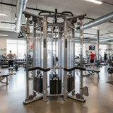 Gebogener Kabelgriff 70 cm für Bizeps, Trizeps & Schultertraining – im Einsatz
